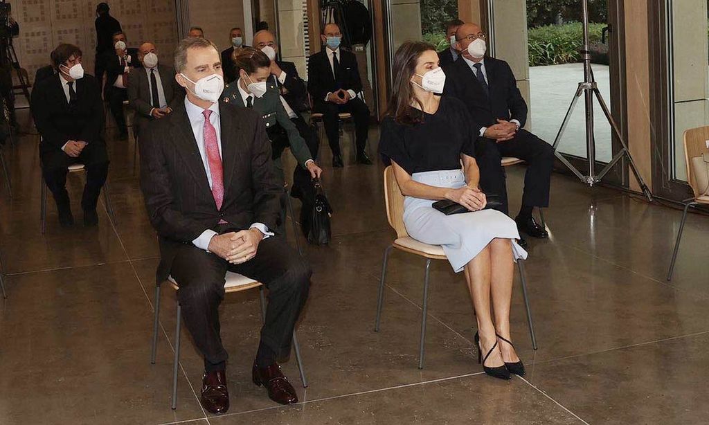 Los Reyes muestran su compromiso por garantizar el futuro de los jóvenes en un acto con estudiantes becados