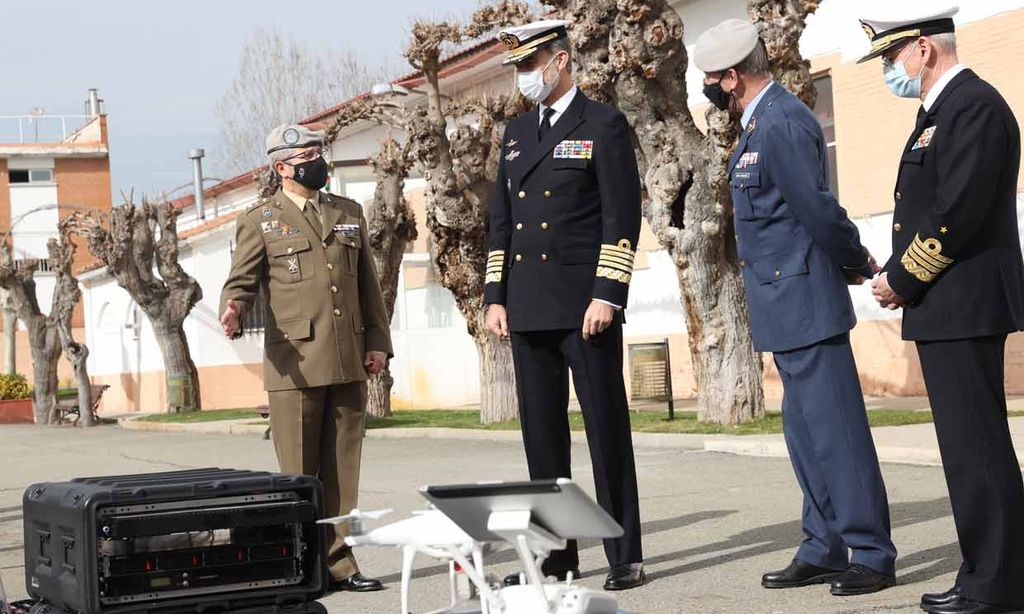Don Felipe conoce el día a día de las Fuerzas Armadas en materia de ciberataques