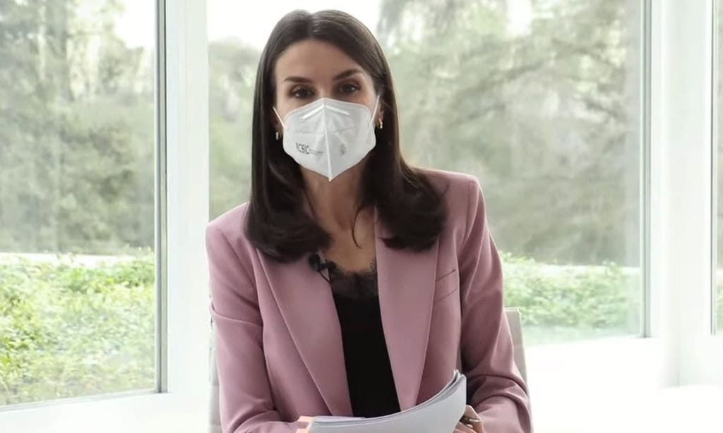 Doña Letizia 'ejerce' de periodista en una charla sobre la situación actual de la cultura