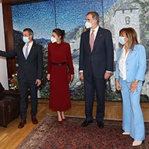 Un 'vuelo precioso', vítores y una foto que ha cautivado a doña Letizia: así han sido los primeros actos de los Reyes en Andorra