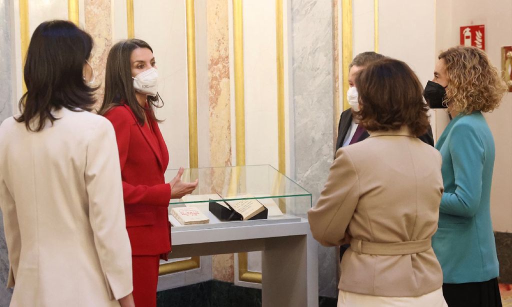 La reina Letizia, muy interesada sobre la obra de Clara Campoamor durante su homenaje en el Congreso