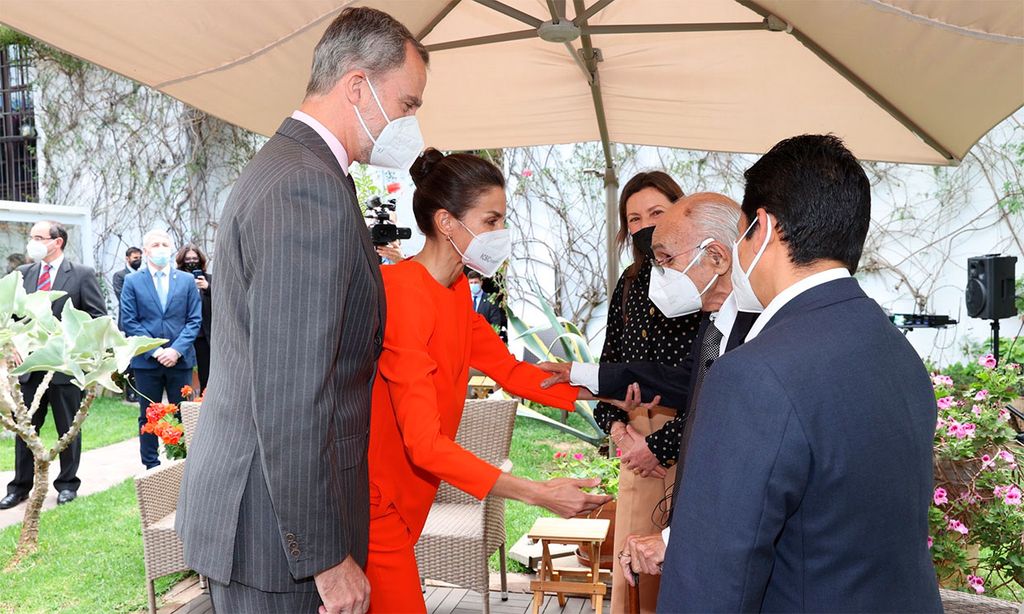 Los Reyes entregan el Premio Cervantes a Francisco Brines en su finca natal de Oliva