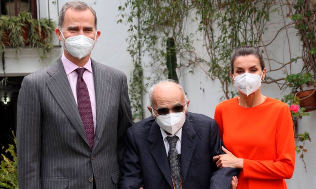 Los cariñosos gestos de don Felipe y doña Letizia con el ganador del Premio Cervantes