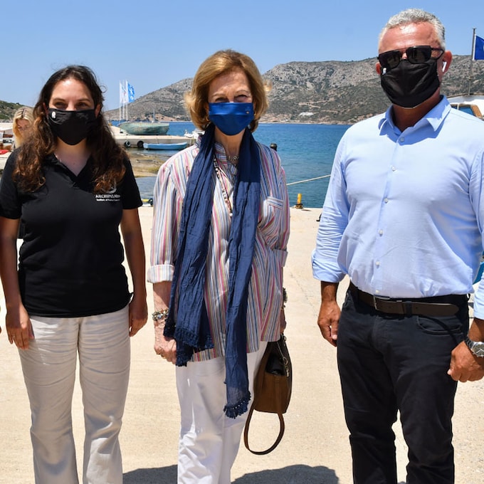 Las imágenes de la visita de doña Sofía a un centro de rehabilitación para mamíferos marinos en Grecia