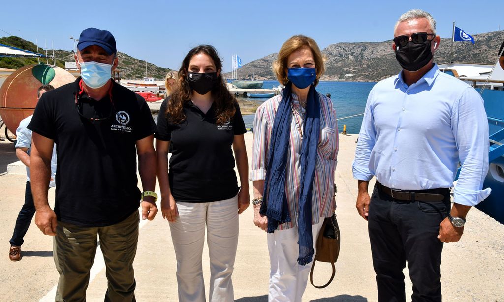 Las imágenes de la visita de doña Sofía a un centro de rehabilitación para mamíferos marinos en Grecia