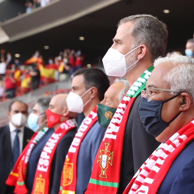 El rey Felipe y el presidente de Portugal disfrutan juntos de un partido amistoso entre ambos países