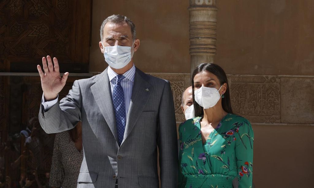 Don Felipe y doña Letizia completan su agenda llena de arte con un toque de fantasía oriental en Granada