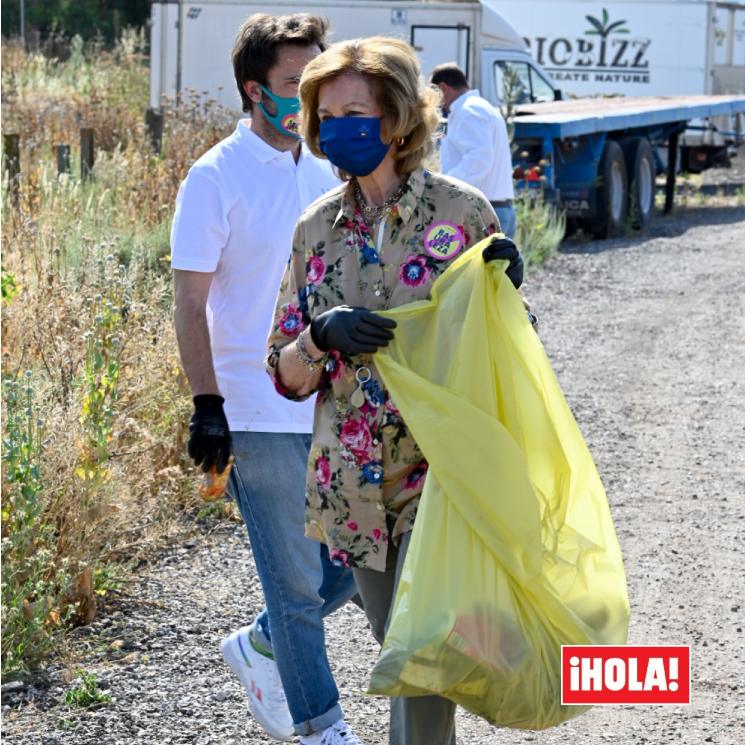 ¡Manos a la obra! Doña Sofía reafirma su apuesta con el medioambiente recogiendo basura en Madrid