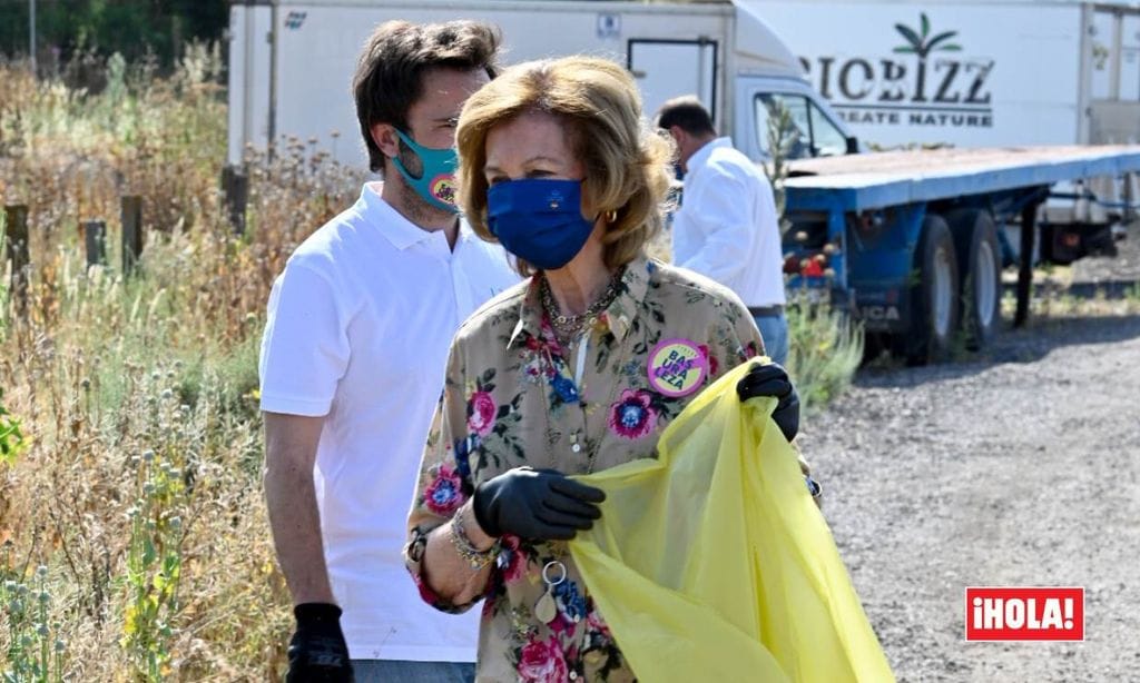 ¡Manos a la obra! Doña Sofía reafirma su apuesta con el medioambiente recogiendo basura en Madrid