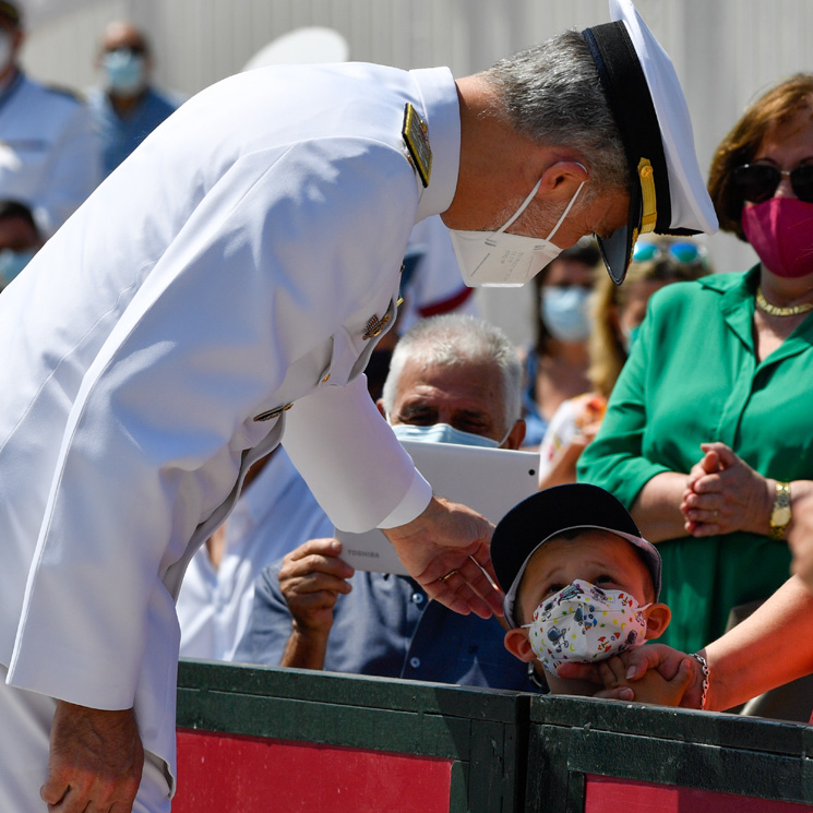 El Rey se suma a decenas de familias en la bienvenida al buque escuela Juan Sebastián Elcano 