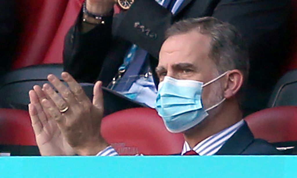Don Felipe anima a 'La Roja' en su debut en la Eurocopa y espera que nos dé 'muchas alegrías'