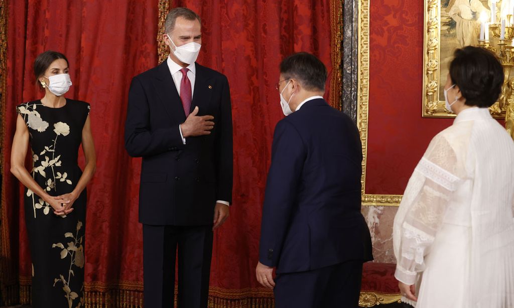 El escenario, los gestos de los Reyes y sus invitados.. los detalles de una cena de Estado diferente