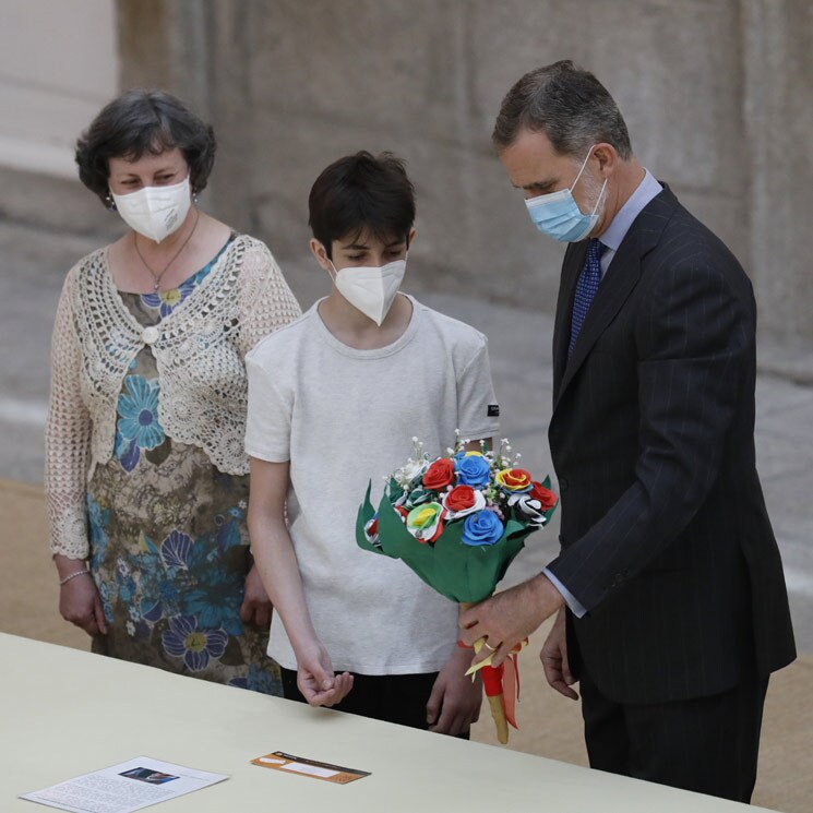 Don Felipe se encuentra con los pequeños ganadores del concurso '¿Qué es un Rey para ti?'