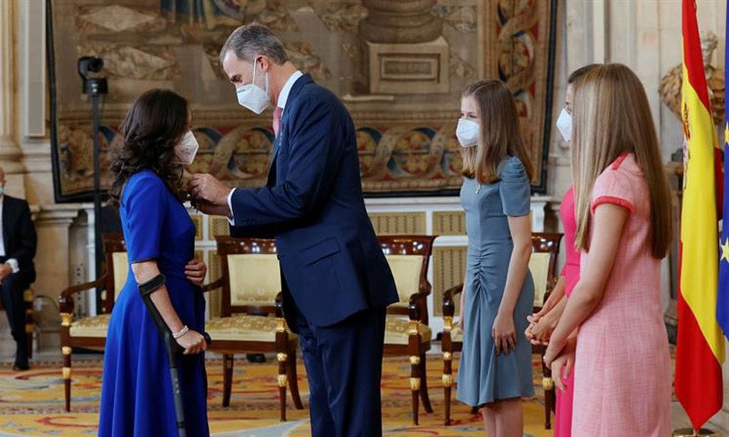 Una conductora de ambulancias, un transportista… las dieciséis mujeres y ocho hombres premiados con la medalla del Mérito Civil en 2021