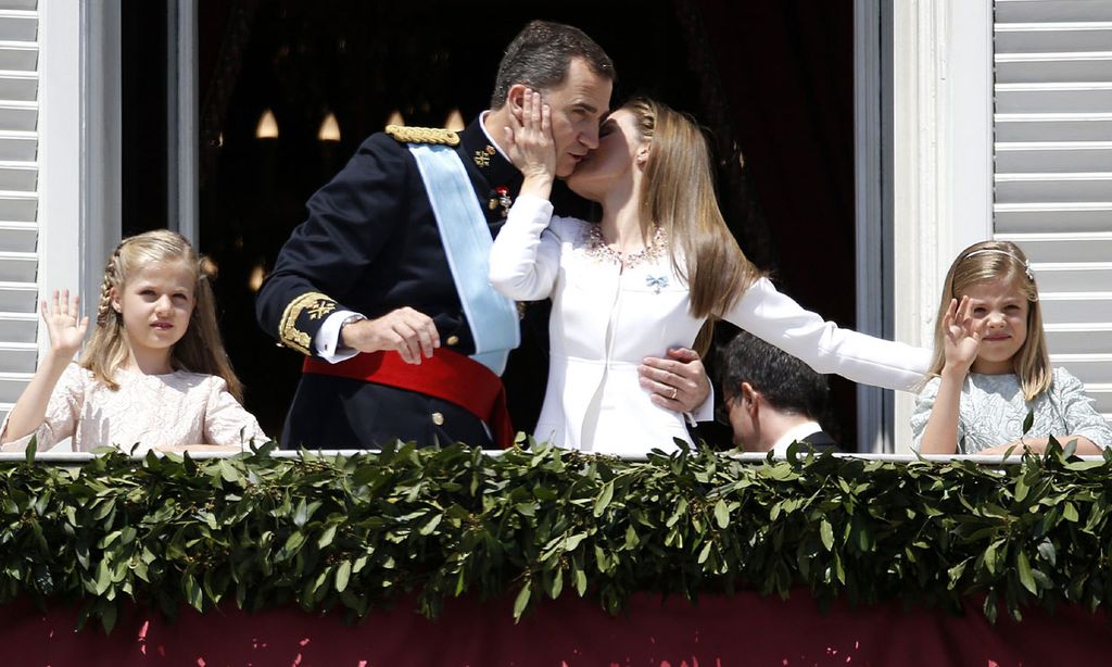 Besos, lágrimas y muchas emociones: recordamos la histórica proclamación de Felipe VI hace 7 años