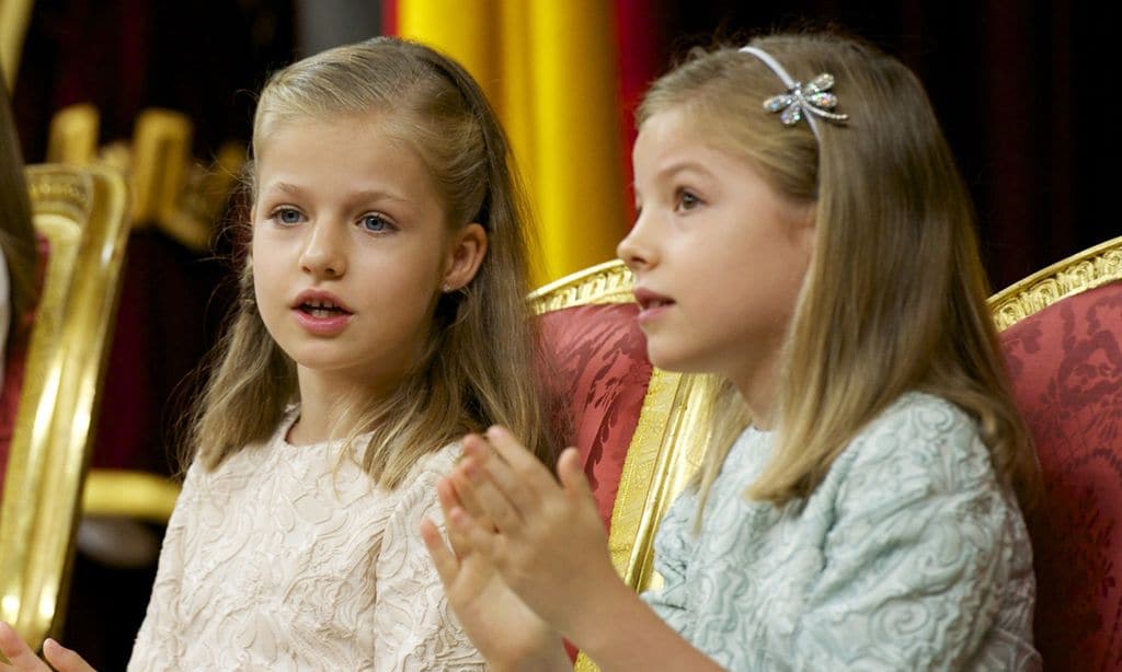 Leonor y Sofía, de la timidez y curiosidad en la proclamación de su padre a la madurez de dos adolescentes