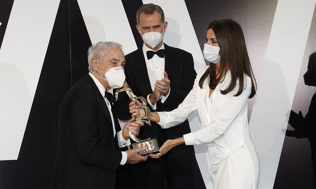 Felipe y Letizia premios mariano de cavia con José María Carrascal