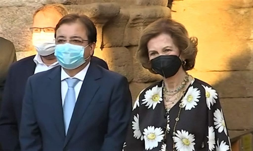 Doña Sofía, ovacionada y con el público puesto en pie a su llegada al Teatro Romano de Mérida