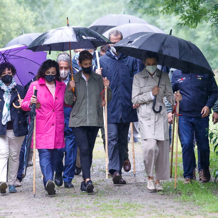 Felipe y Letizia recorren, como dos peregrinos, el arranque del Camino de Santiago en Roncesvalles