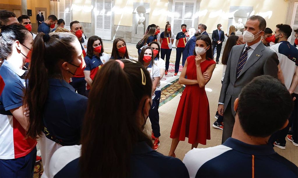 Don Felipe y doña Letizia desean suerte a la delegación española antes de las Olimpiadas: 'Nos hace ilusión animaros'