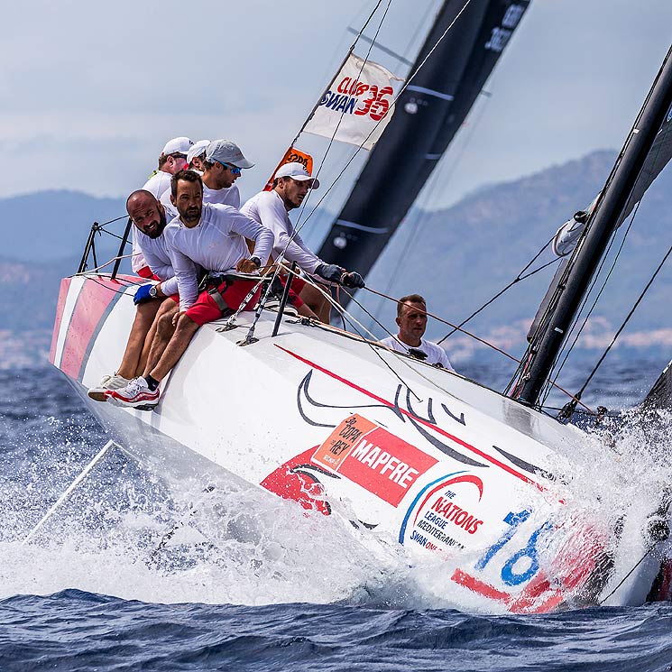 Buen resultado para el 'Aifos 500' de don Felipe en la primera jornada de la Copa del Rey MAPFRE de Vela