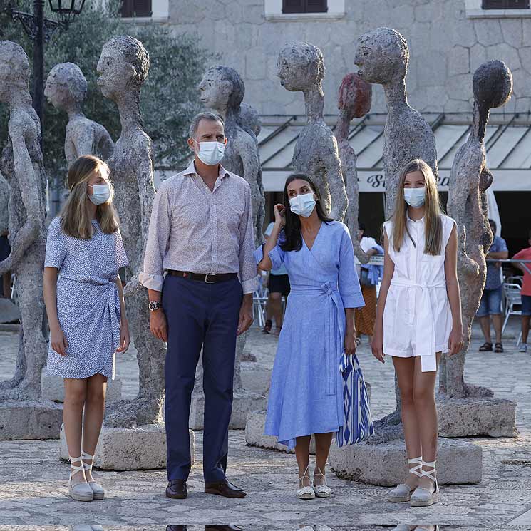 ¿Cómo pasan las vacaciones de verano los miembros de la realeza? Así ha sido la visita cultural de los Reyes y sus hijas a la Sierra de Tramontana en Mallorca - Foto 1