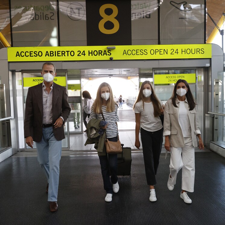 Las emotivas fotografías de los Reyes despidiendo a su hija Leonor en el aeropuerto