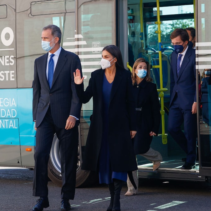 Los Reyes, dos viajeros más a bordo de un autobús urbano por las calles de Madrid