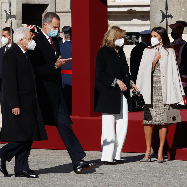Los reyes Felipe y Letizia reciben con honores al presidente de Italia, Sergio Mattarella, y su hija Laura