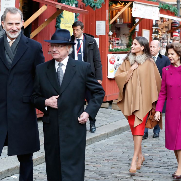 Los puestos navideños conquistan a don Felipe y doña Letizia antes de retomar su agenda