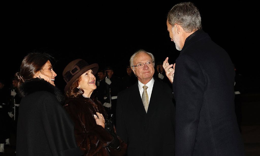 Carlos Gustavo y Silvia de Suecia despiden entre besos y abrazos a los Reyes en el aeropuerto