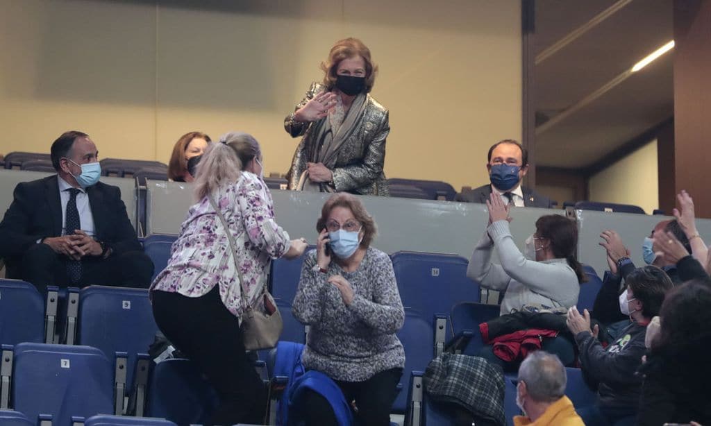 El espontáneo gesto de cariño a la reina Sofía en el concierto de Raphael