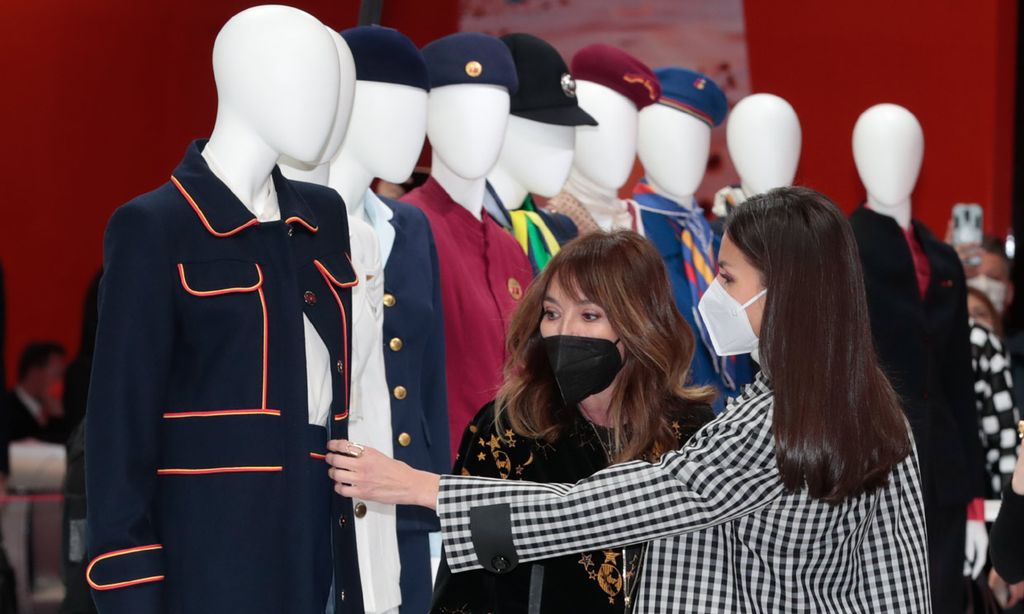 Los uniformes de Iberia que han llamado la atención de doña Letizia en Fitur
