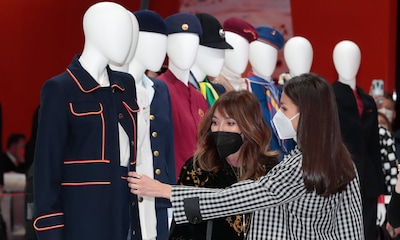 Los uniformes de Iberia que han llamado la atención de doña Letizia en Fitur
