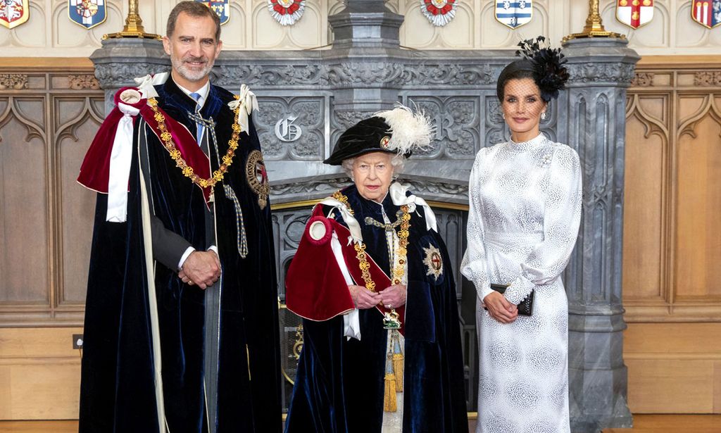 Los reyes Felipe y Letizia con Isabel II