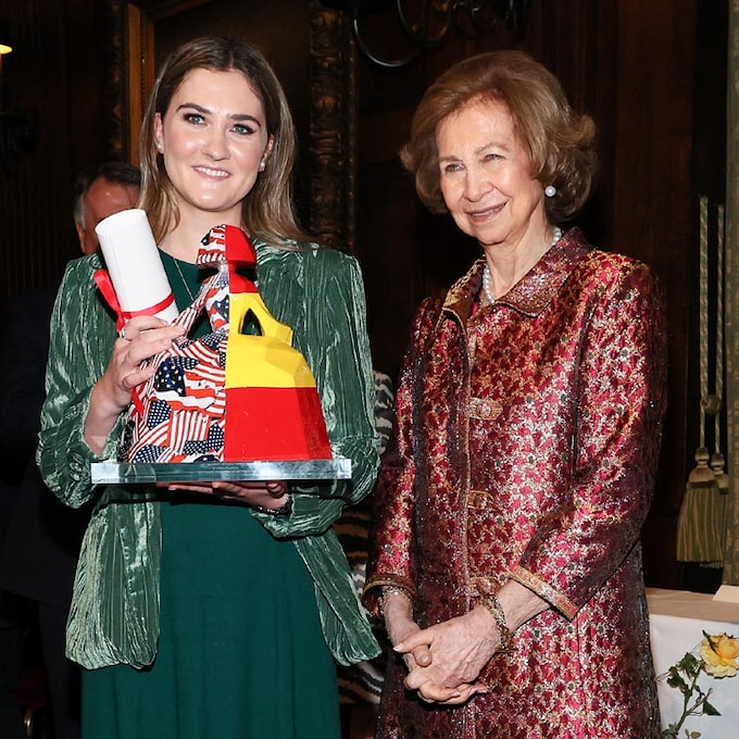 Carlota, la hija del chef José Andrés, recoge de manos de la reina Sofía el Premio Sophia a la Excelencia de su padre