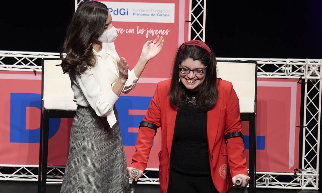 Reina Letizia y Claudia Tecglen