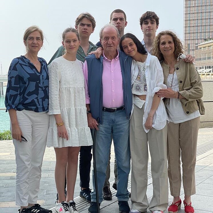 Don Juan Carlos recibe la visita de sus hijas y sus nietos en Abu Dabi