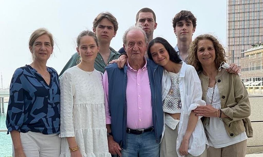 Don Juan Carlos recibe la visita de sus hijas y sus nietos en Abu Dabi