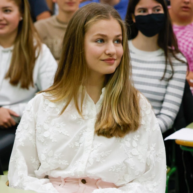 Así ha sido la reaparición en solitario de Leonor: sin mascarilla y rodeada de jóvenes de su edad