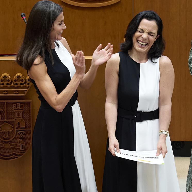 La divertida reacción de doña Letizia al llevar el mismo vestido que una de sus premiadas