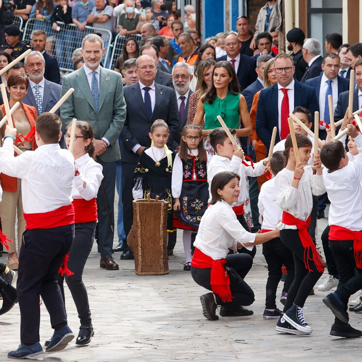 Los Reyes finalizan su histórica visita a Las Hurdes en el río en el que se bañó Alfonso XIII