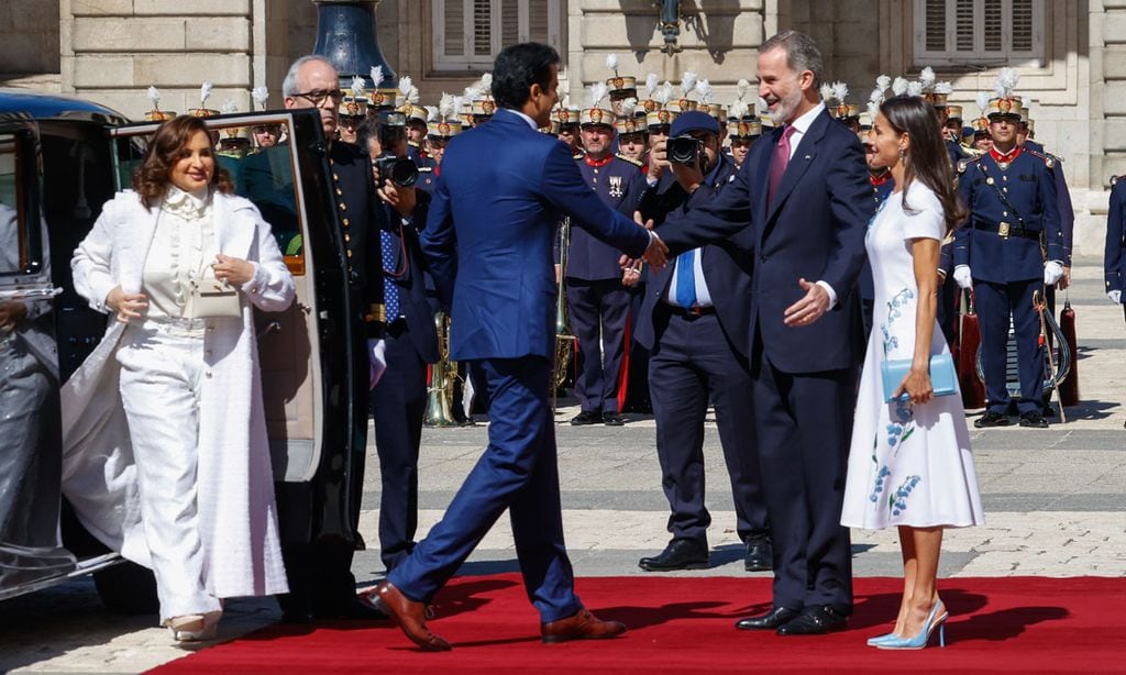 Reyes Felipe y Letizia dando la bienvenida al emir y a la jequesa de Catar