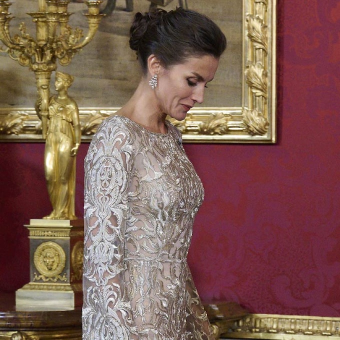 La reina Letizia luce en la cena de gala unos impresionantes pendientes de diamantes, regalo del emir de Catar 