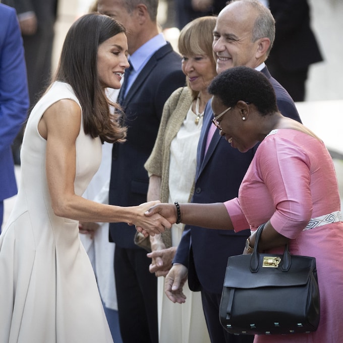 La Reina continúa con sus compromisos oficiales en un día marcado por el regreso de don Juan Carlos