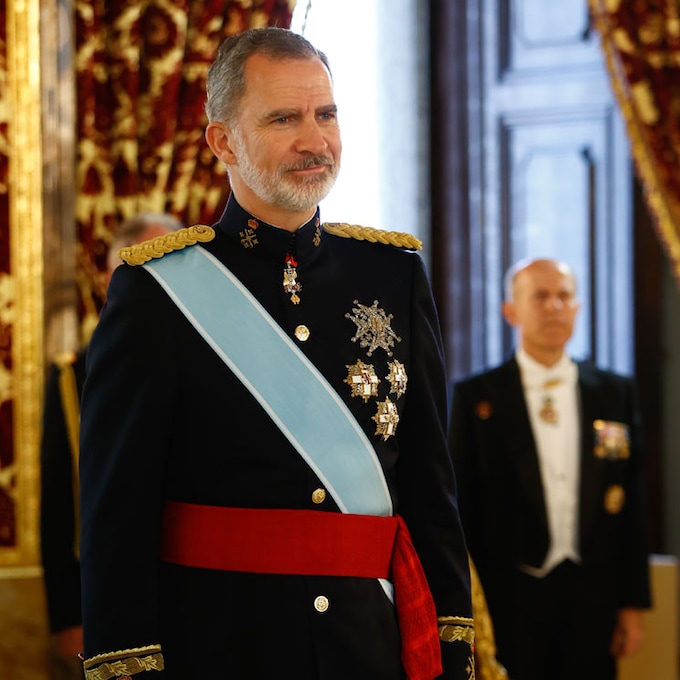 El Rey recibe a nuevos embajadores horas antes de la vuelta de su padre a España