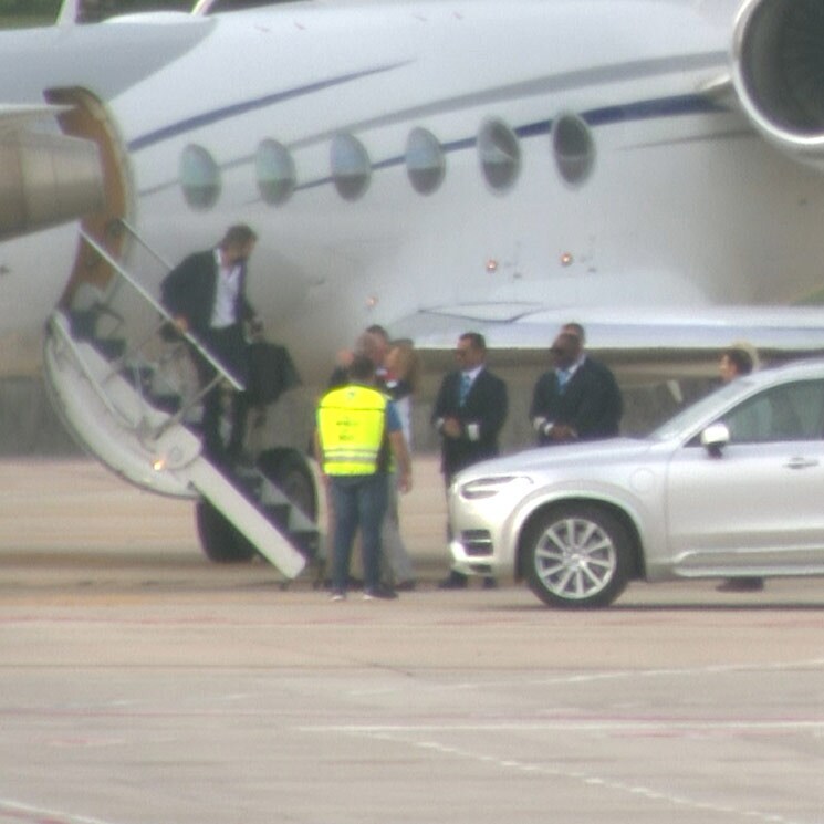 La cariñosa bienvenida de la infanta Elena al rey Juan Carlos en el aeropuerto 