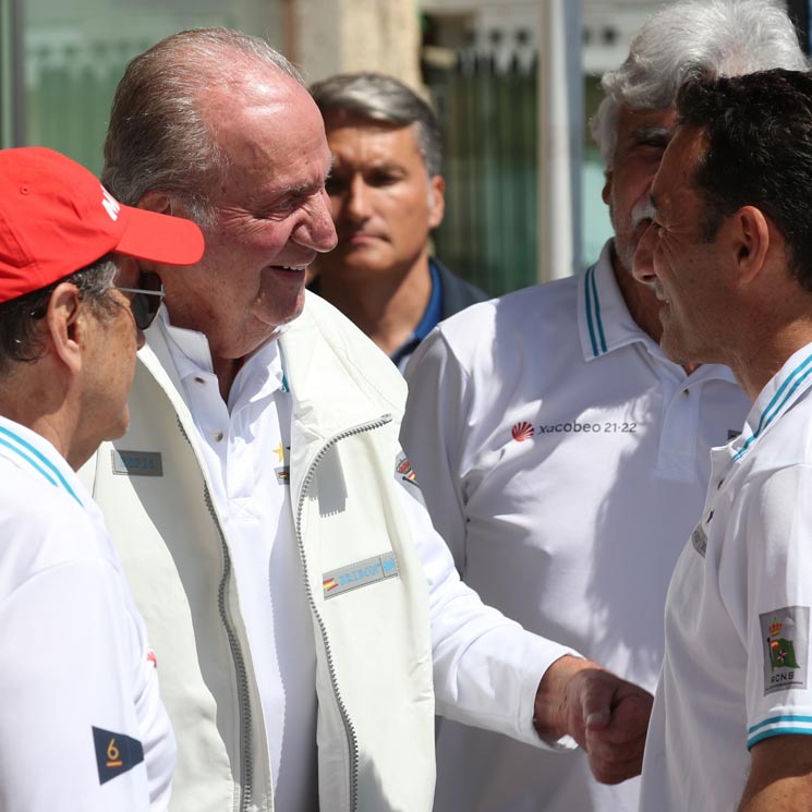 Don Juan Carlos, recibido con una calurosa bienvenida entre vítores en el club náutico de Sanxenxo