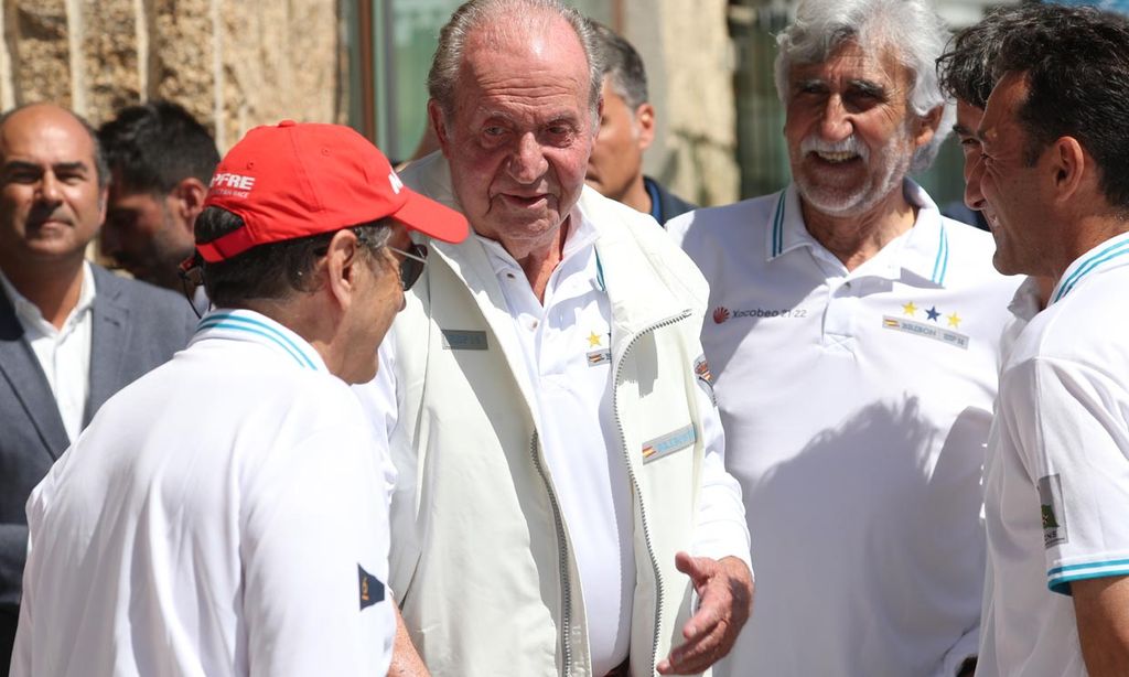 Don Juan Carlos, recibido con una calurosa bienvenida entre vítores en el club náutico de Sanxenxo