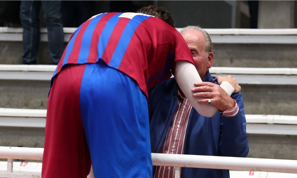 El cariñoso encuentro del rey Juan Carlos y su nieto Pablo Urdangarin en Pontevedra